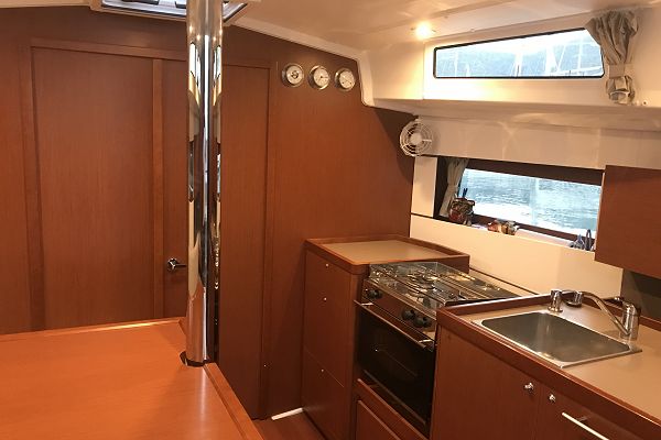 Beneteau Oceanis 38.1 - Baby Dory - 3