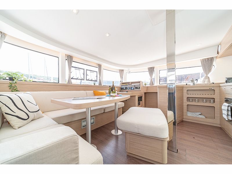 Lagoon 42 - First Dance - 6