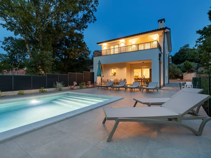 Villa Hidden with heated pool 1. 