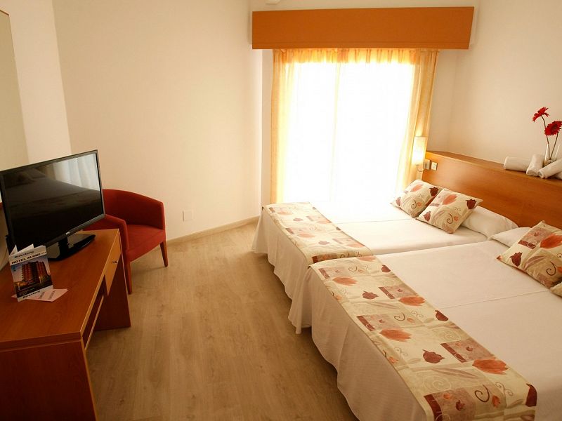 Hotel Alone
